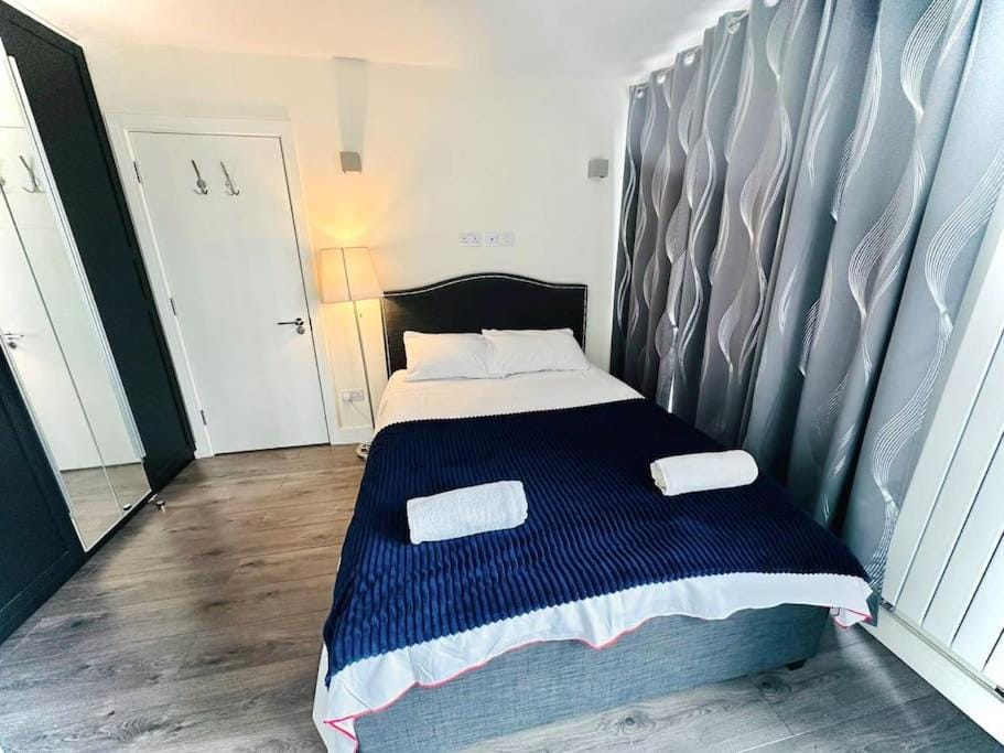 Photo of the whole room, Bedroom, towels
