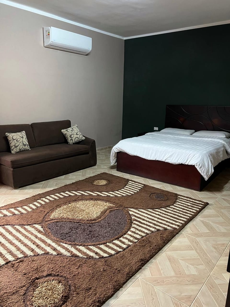 Bed, Photo of the whole room, Seating area, Bedroom, air conditioner