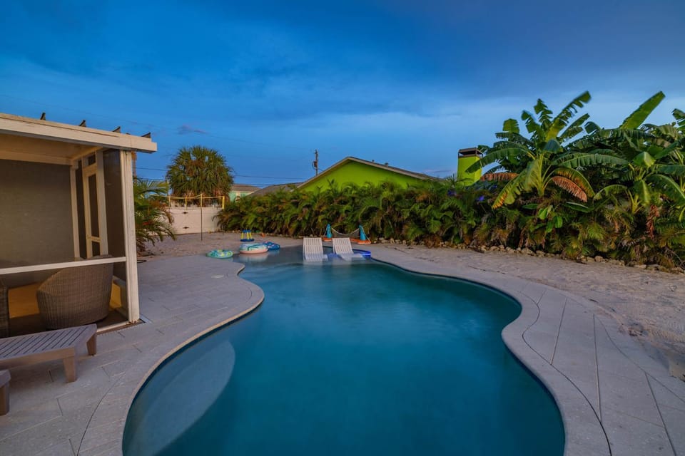Waterfront5BR wHeated PoolKayaks & Ping-Pong House in Hernando Beach