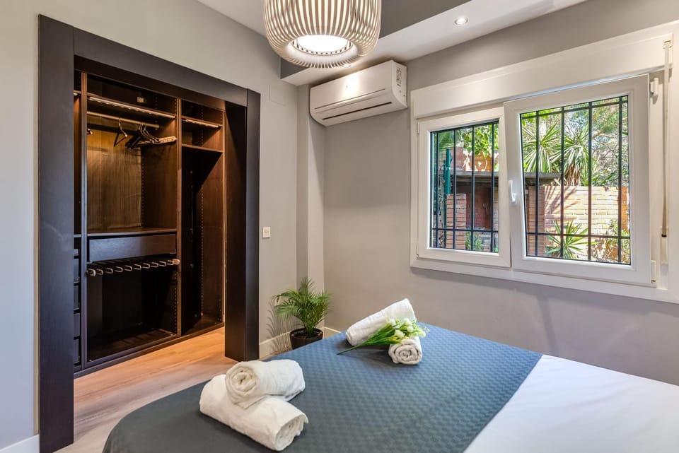 Photo of the whole room, Bedroom, wardrobe