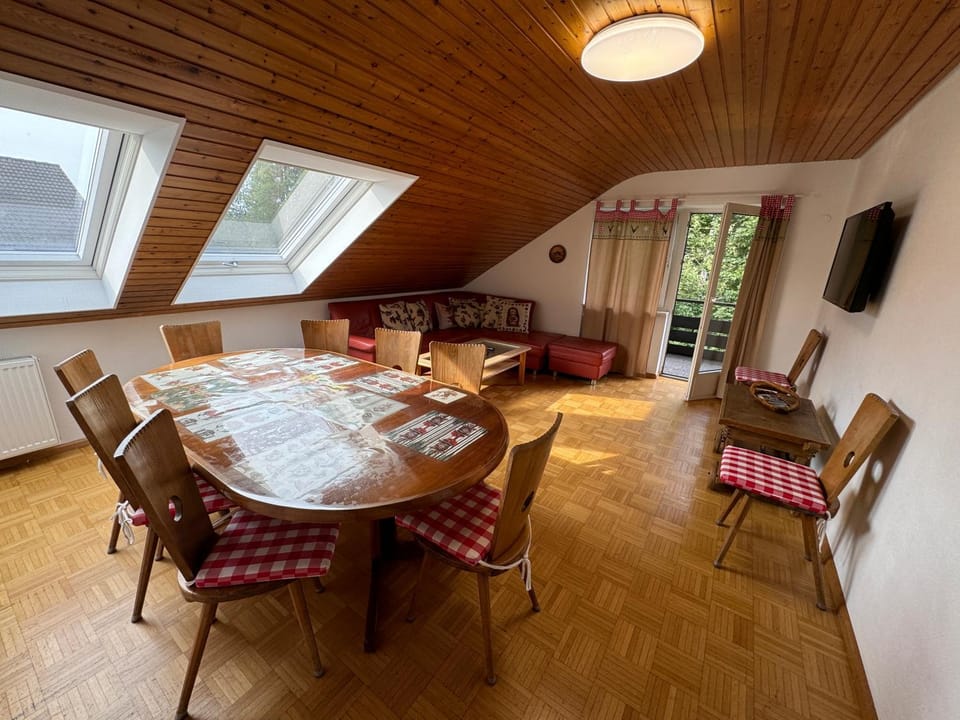 TV and multimedia, Living room, Seating area, Dining area