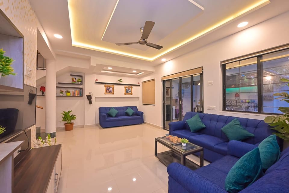 TV and multimedia, Living room, Seating area, fireplace, air conditioner