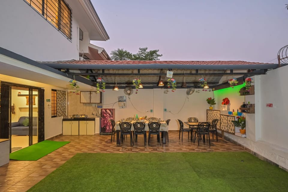 Property building, Day, Dining area