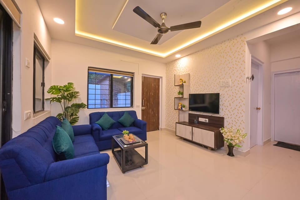 TV and multimedia, Living room, Seating area, Evening entertainment, fireplace, air conditioner