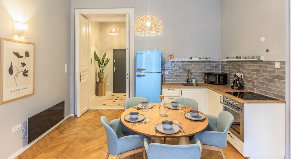 Coffee/tea facilities, Kitchen or kitchenette, Living room, Seating area, Dining area, oven, stove