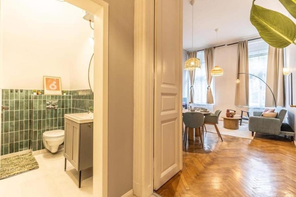 Toilet, Bathroom, Living room, Dining area, heating