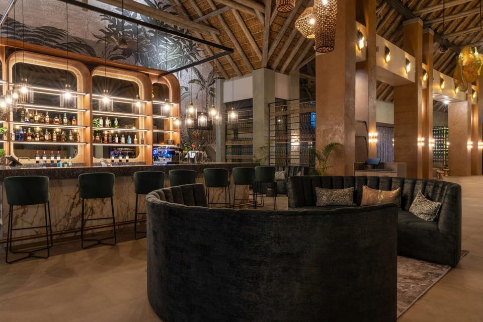 Restaurant/places to eat, Lounge or bar
