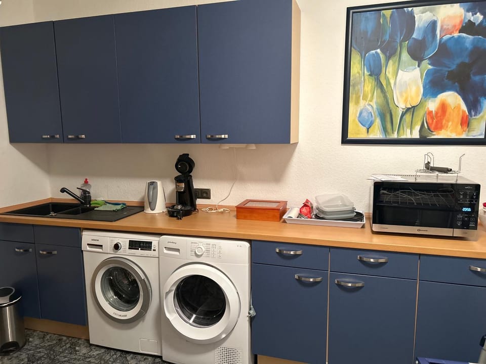 Kitchen or kitchenette, minibar