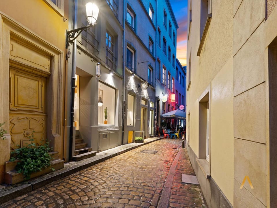 Property building, Neighbourhood, City view, Street view