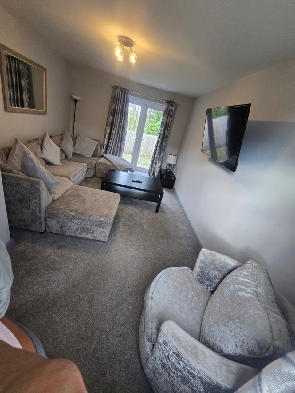 3 Bed Detached House & Hot Tub House in Wales