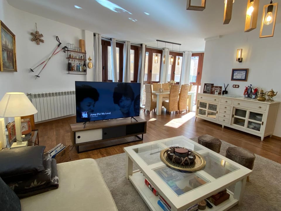Communal lounge/ TV room, TV and multimedia, Living room, Seating area