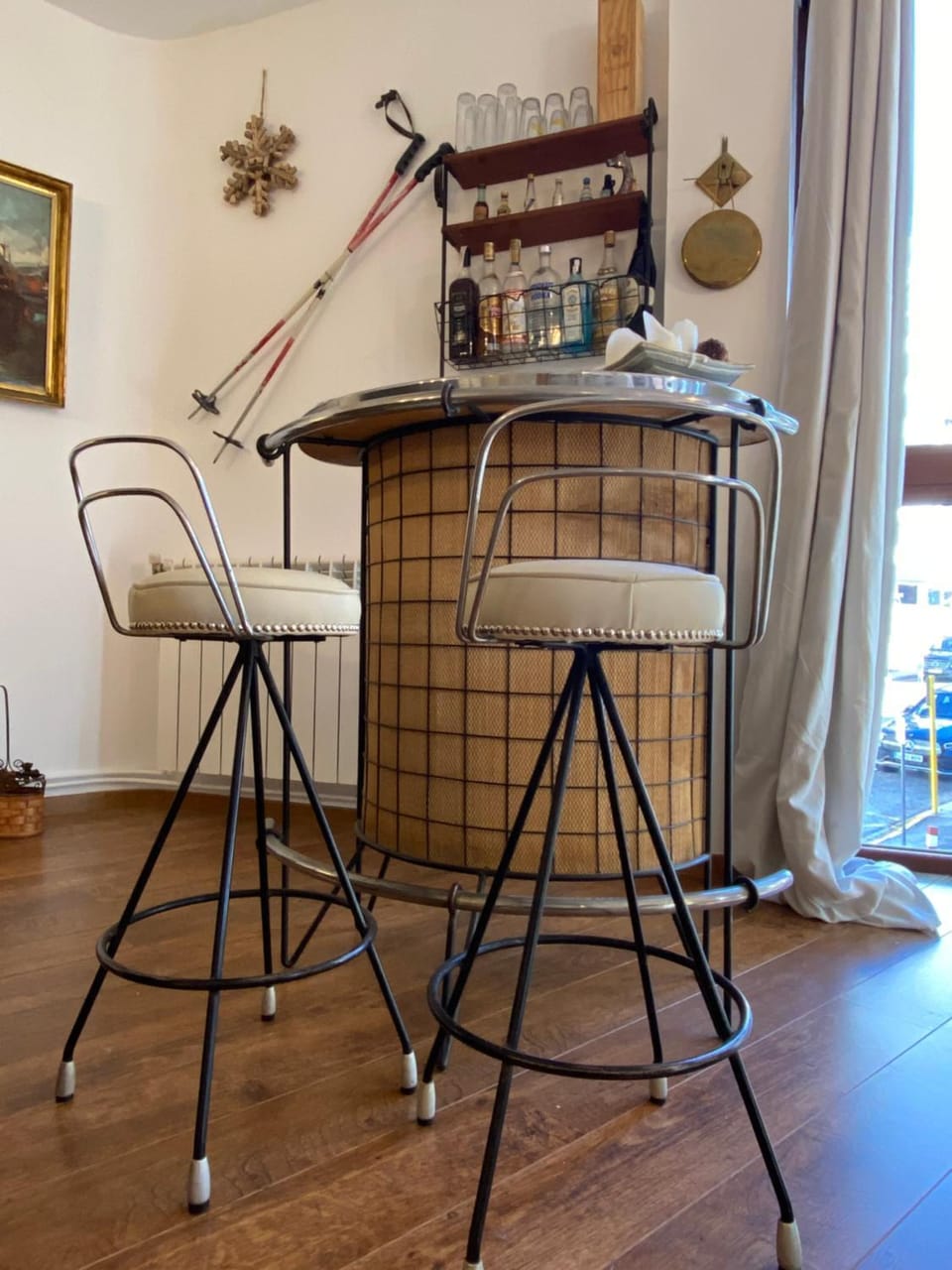 Lounge or bar, oven