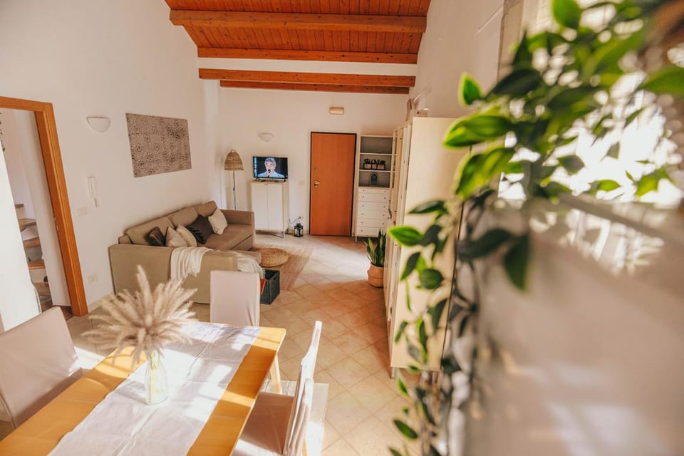 TV and multimedia, Kitchen or kitchenette, Living room, Seating area