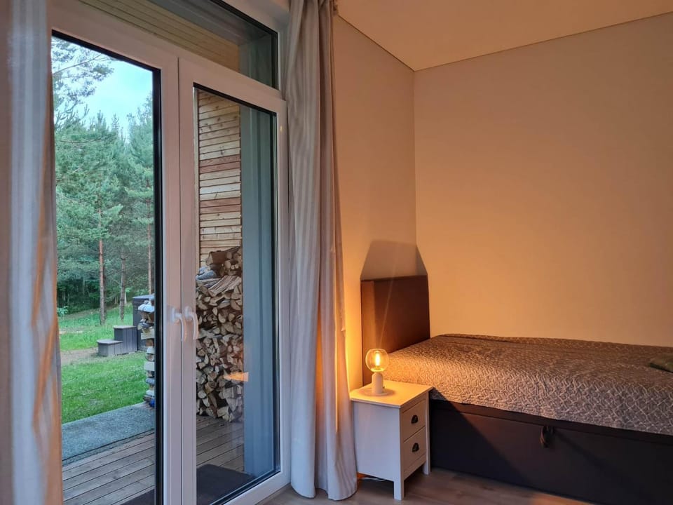 Photo of the whole room, Garden view