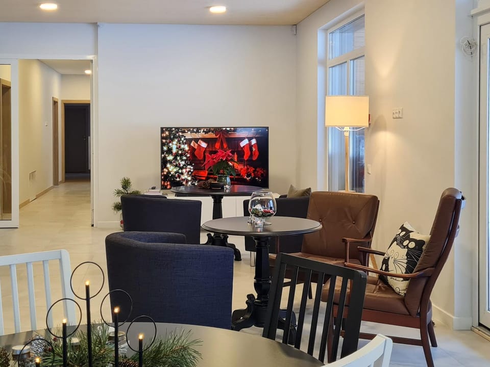 Communal lounge/ TV room