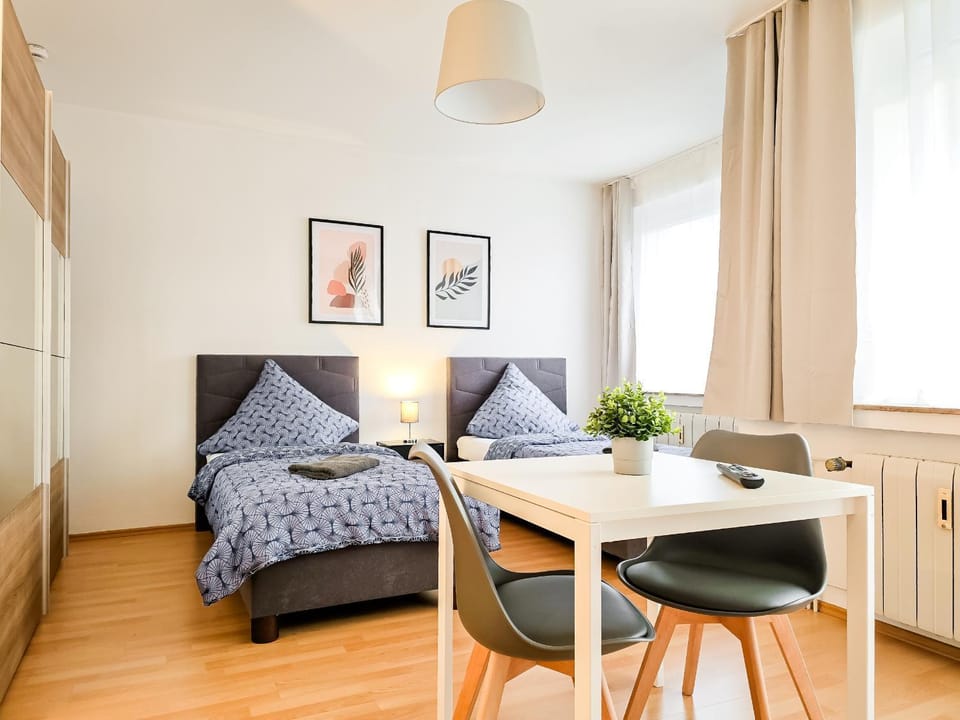 Bed, Photo of the whole room, Seating area, Dining area, Bedroom