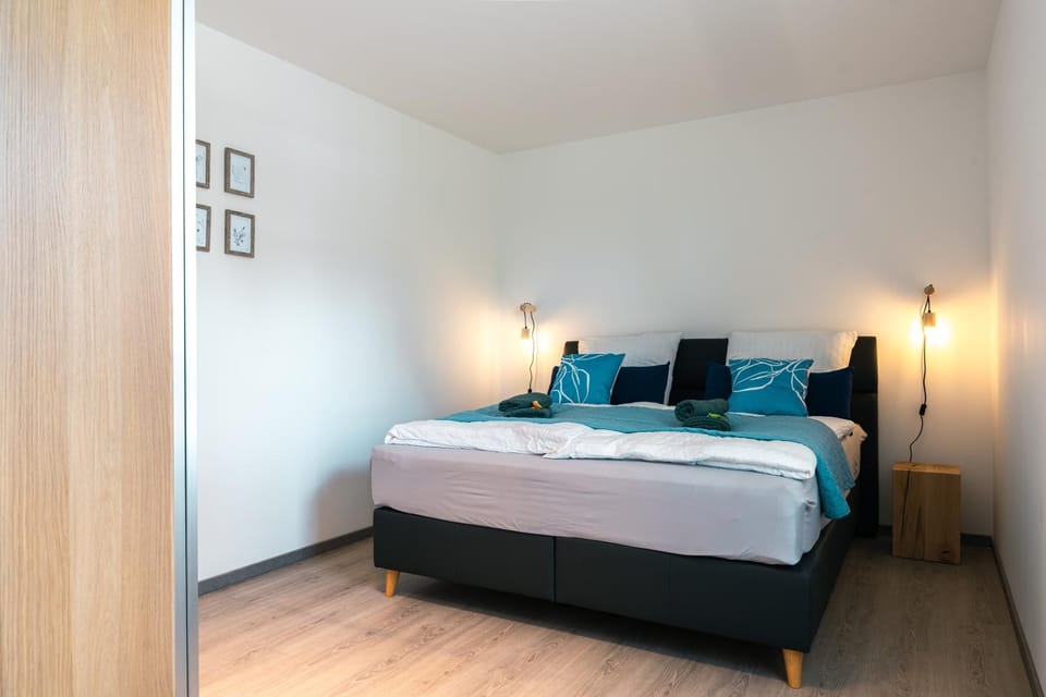 Bed, Photo of the whole room, Bedroom, Shopping Area, cot, Facility for disabled guests, flat iron, hair dryier, heating, internet, pet friendly, soundproof, towels, wardrobe