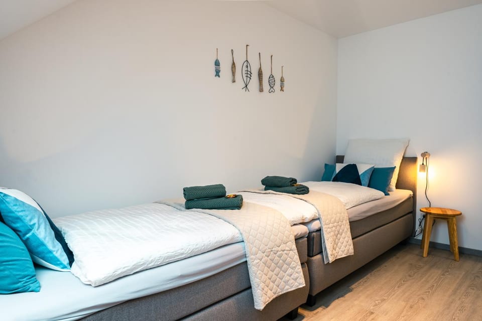Restaurant/places to eat, Bed, Coffee/tea facilities, Photo of the whole room, Decorative detail, Tennis court, Hiking, Cycling, Bedroom, Supermarket/grocery shop, Shopping Area, children, cot, Public Bath, internet, locker, minibar, soundproof, towels, wardrobe