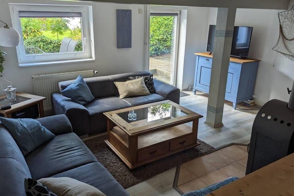 Communal lounge/ TV room, TV and multimedia, Living room, Seating area