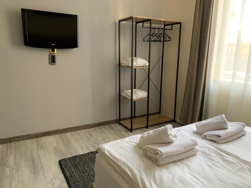 Bed, TV and multimedia, Photo of the whole room, towels