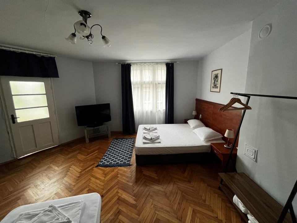 Bed, TV and multimedia, Photo of the whole room, towels