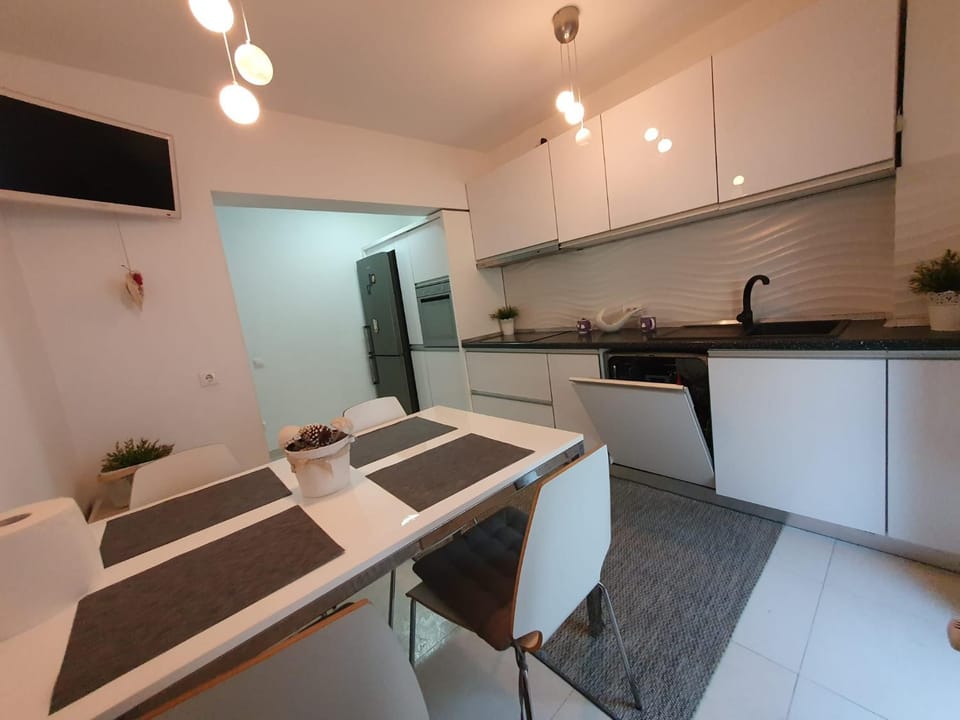 Kitchen or kitchenette, Dining area, dishwasher, minibar, pet friendly, stove