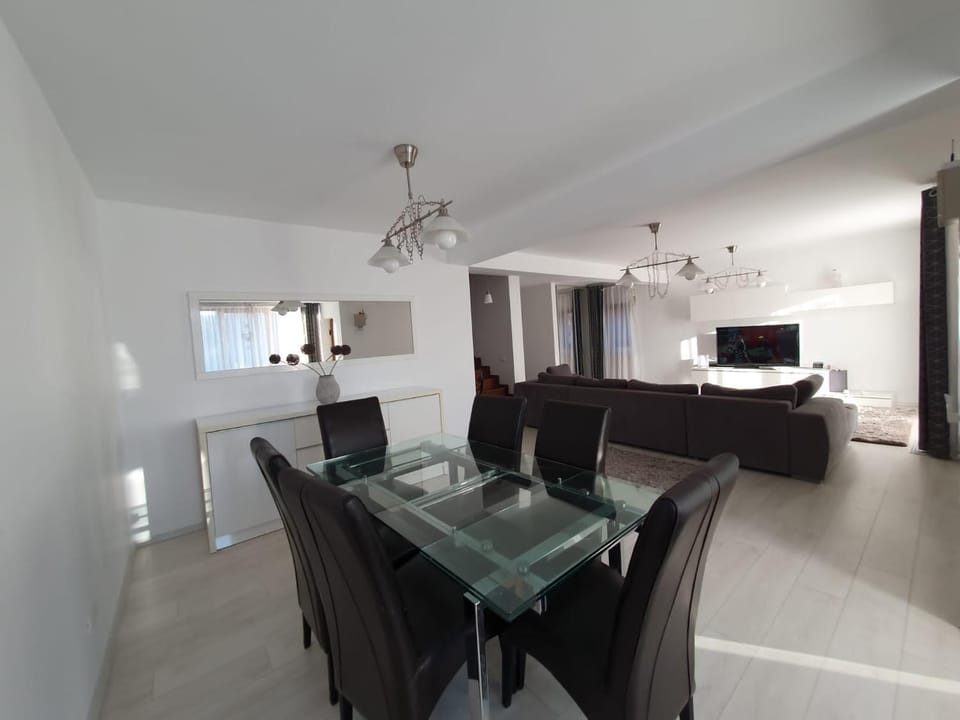 TV and multimedia, Living room, Seating area, Dining area, Evening entertainment