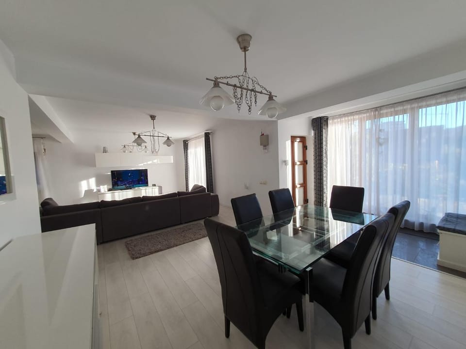TV and multimedia, Living room, Seating area, Dining area
