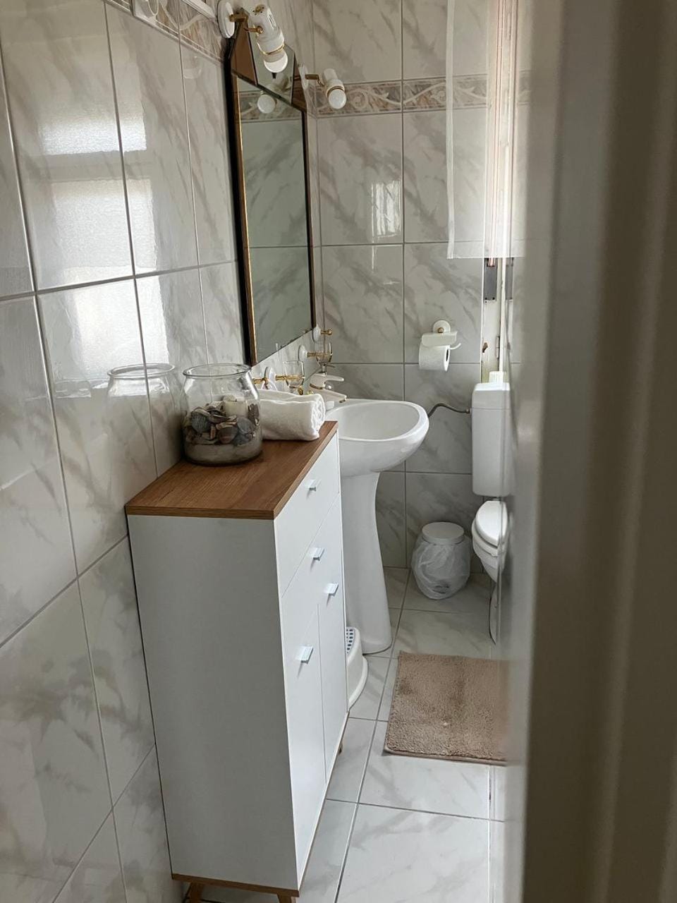 Toilet, Bathroom, towels