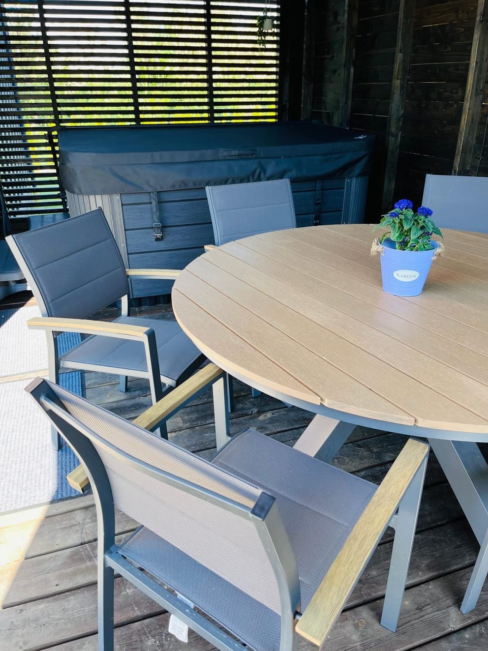 Patio, Day, Living room, Seating area, Dining area