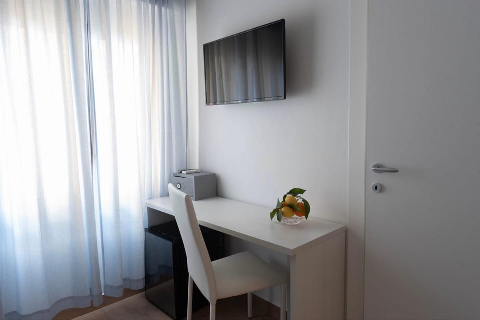 TV and multimedia, Bedroom, safe