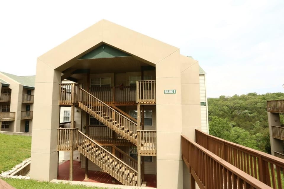 No Steps Eagles Nest Condo with Pool and Hot Tub and Lake Views next to SDC Apartment in Indian Point