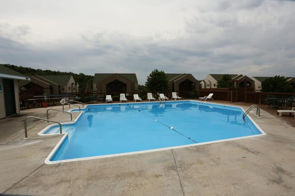 No Steps Eagles Nest Condo with Pool and Hot Tub and Lake Views next to SDC Apartment in Indian Point