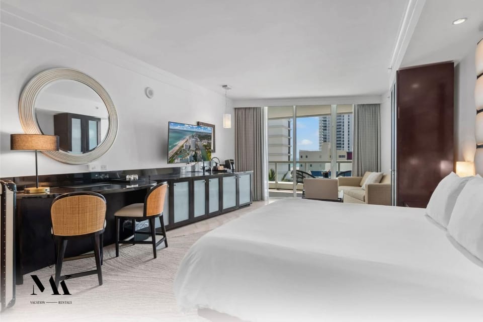 FontaineBleau Resort Balcony w Ocean and City View Inn in Miami Beach