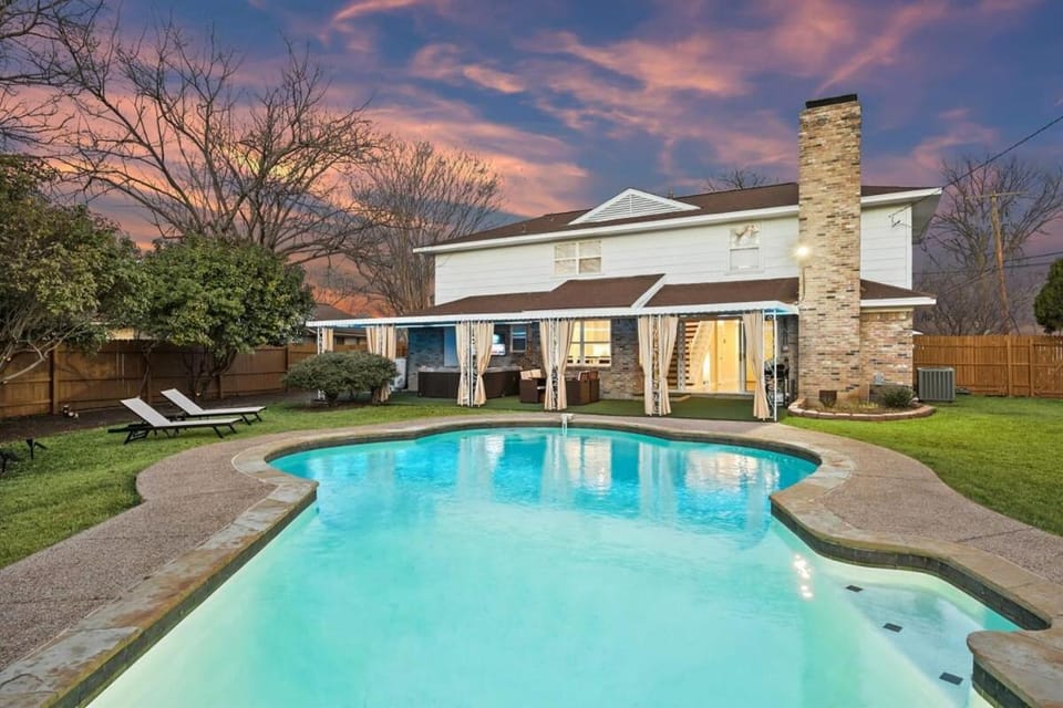 Elegant 5BR 2,5BA Holiday Home with Pool, Jacuzzi, BBQ, and Cinema Room Villa in Farmers Branch