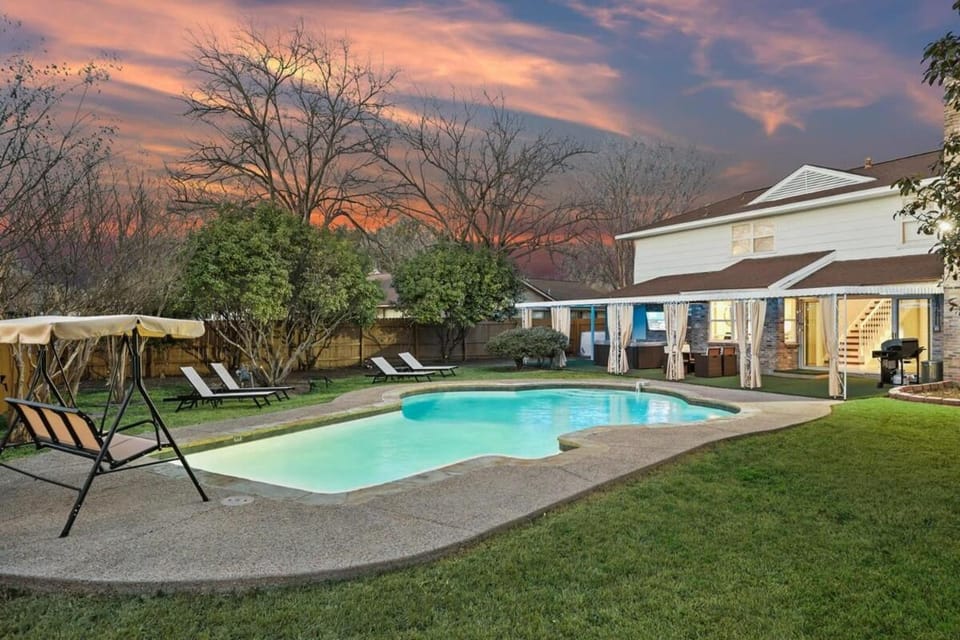 Elegant 5BR 2,5BA Holiday Home with Pool, Jacuzzi, BBQ, and Cinema Room Villa in Farmers Branch