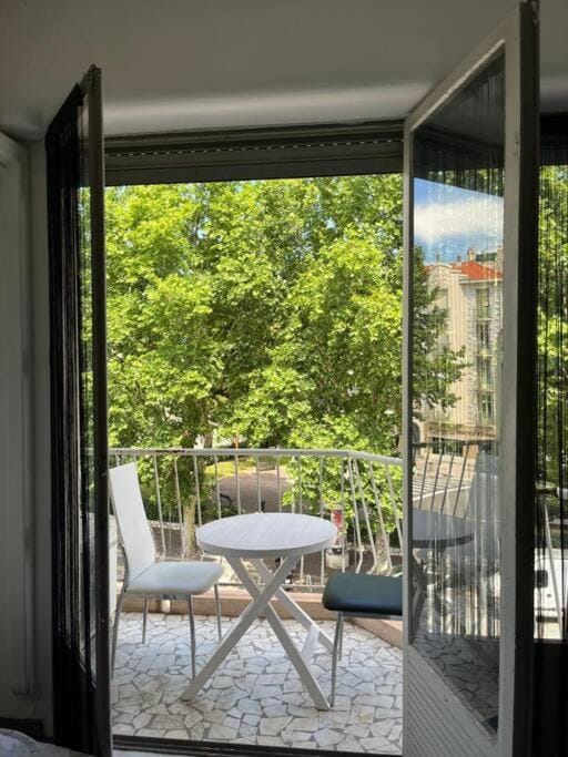 Grand studio Nice centre Apartment in Nice