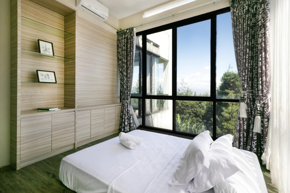 Villa DagoResor Kanata 7BR 45peop Private Infinity Pool & Roof Garden Villa in Bandung