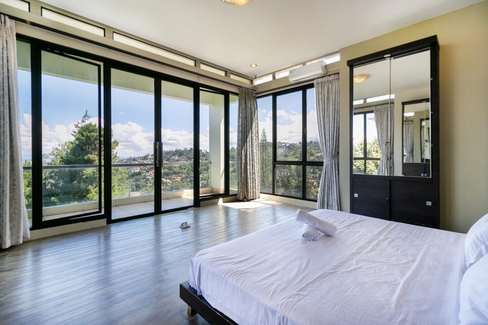 Villa DagoResor Kanata 7BR 45peop Private Infinity Pool & Roof Garden Villa in Bandung