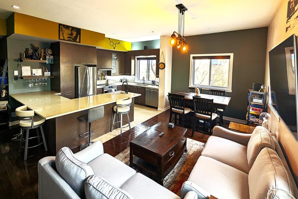 Communal lounge/ TV room, TV and multimedia, Seating area, Dining area, Communal kitchen, dishwasher, oven, stove