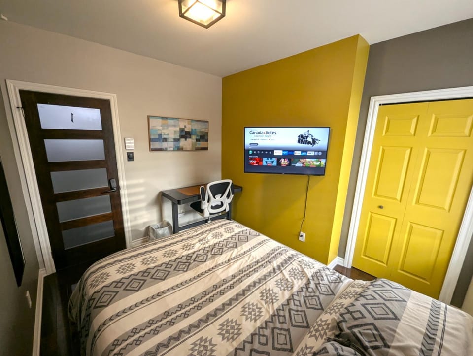 Bed, TV and multimedia, Photo of the whole room, Bedroom