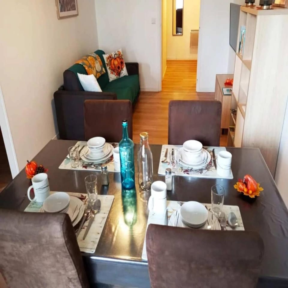 Seating area, Dining area, Food