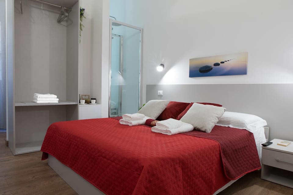 Bed, Photo of the whole room, Bedroom, towels