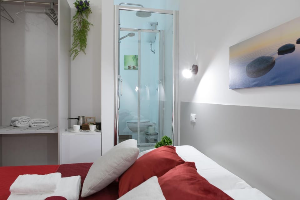 Shower, Bed, Photo of the whole room, Bedroom, towels