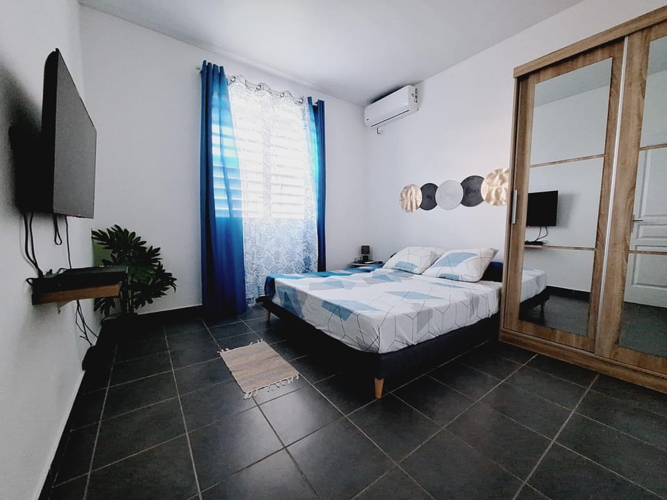 Bed, TV and multimedia, Photo of the whole room, Bedroom, air conditioner