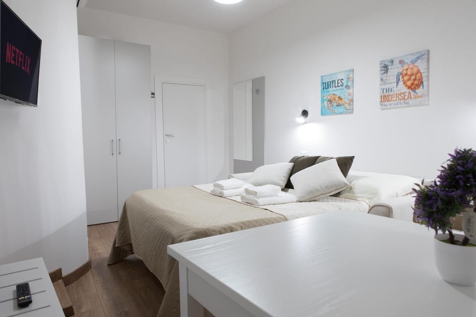 Bed, TV and multimedia, Photo of the whole room, Bedroom, towels