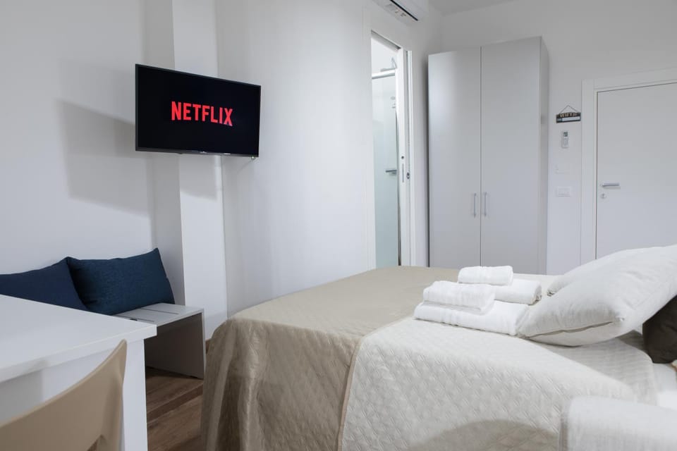 Bed, TV and multimedia, Photo of the whole room, Bedroom, towels
