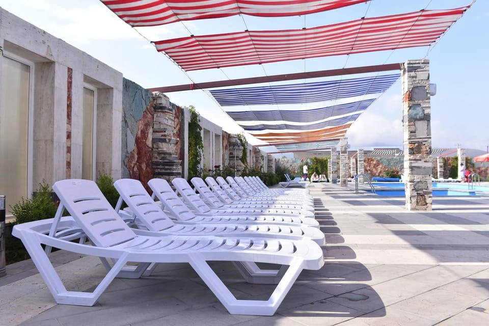 Lounge or bar, Swimming pool, Drinks, Alcoholic drinks, Non alcoholic drinks