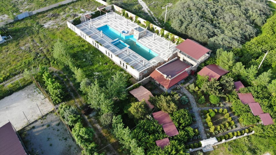 Garden, Area and facilities, Swimming pool
