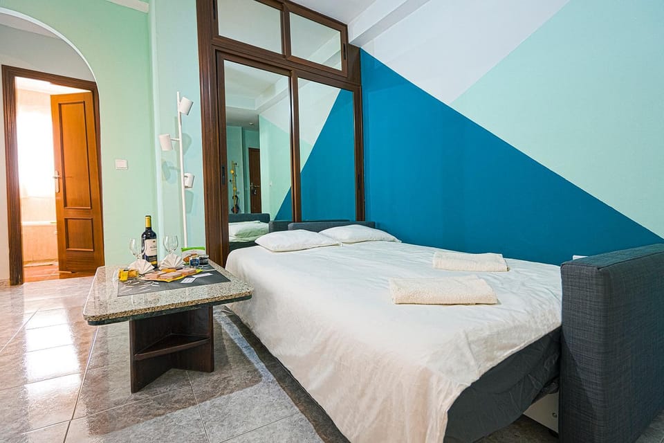 Bed, Living room, Seating area, Food, Drinks, towels